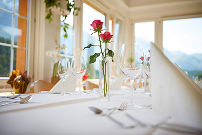 Gedeckter Tisch im Esssaal